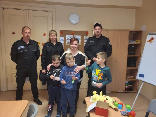 Pašvaldības policija sveic pirmklasniekus!