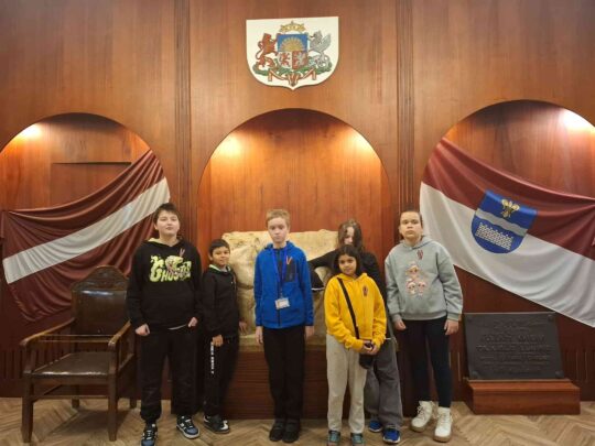 Sarkanbaltsarkano Latvijas karoga lentīšu locīšanas akcija