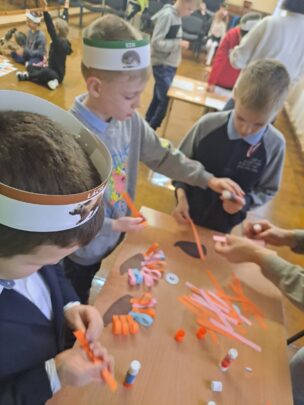 Daugavpils Stropu pamatskolā – attīstības centrā norisinājās patriotisks izzinošs pasākums “Rudens lapu stāsti” Latvijas 107. gadadienai