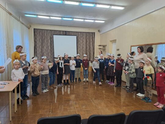 Daugavpils Stropu pamatskolā – attīstības centrā aizvadīts izzinošs pasākums “Rudens lapu stāsti”