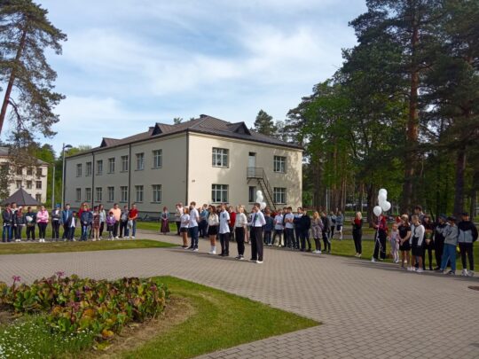 15.05.2026. skolas absolventiem noskanējis pēdējais zvans