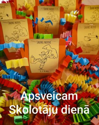 Skolotāju dienā 8.c klase dāvina pedagoģiem jaunus nervus un bērnības atmiņas  